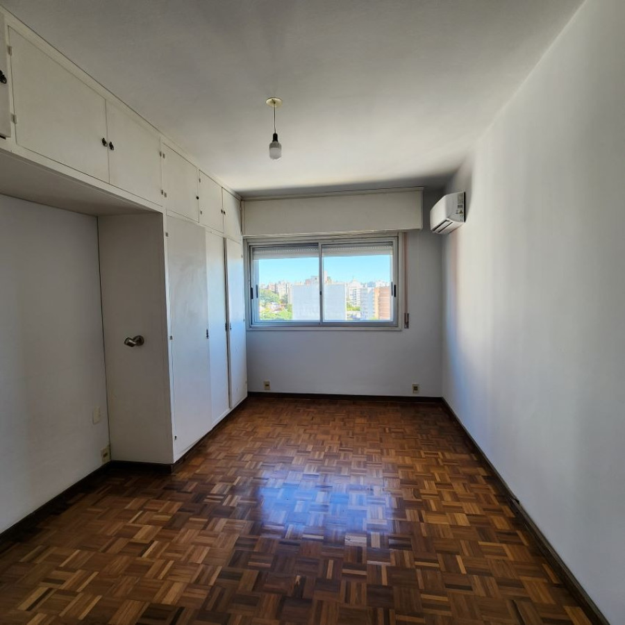 Apartamento ID.6 - Venta Apartamento En Pocitos 3 Dormitorios 2 Baños, Servicio Completo Con Barbacoa Y Piscina.