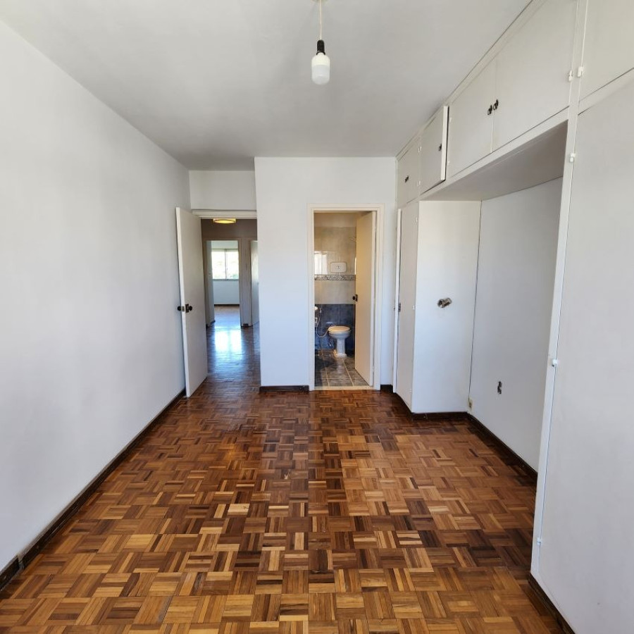 Apartamento ID.6 - Venta Apartamento En Pocitos 3 Dormitorios 2 Baños, Servicio Completo Con Barbacoa Y Piscina.