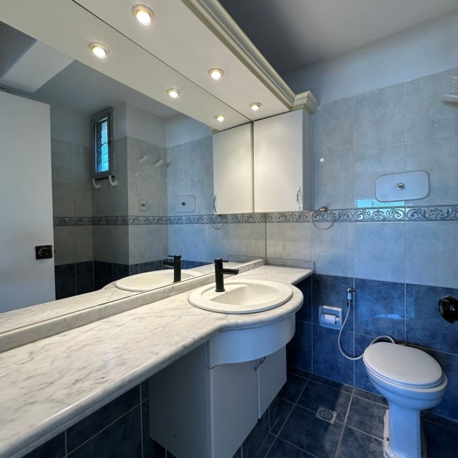 Apartamento ID.6 - Venta Apartamento En Pocitos 3 Dormitorios 2 Baños, Servicio Completo Con Barbacoa Y Piscina.