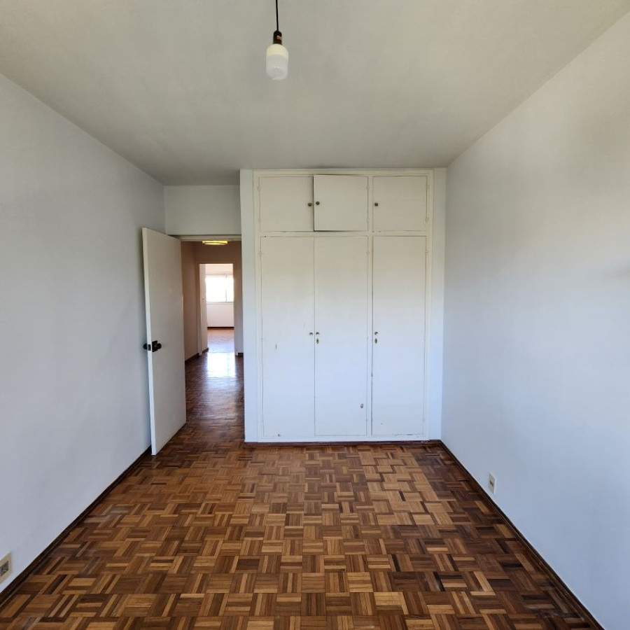 Apartamento ID.6 - Venta Apartamento En Pocitos 3 Dormitorios 2 Baños, Servicio Completo Con Barbacoa Y Piscina.