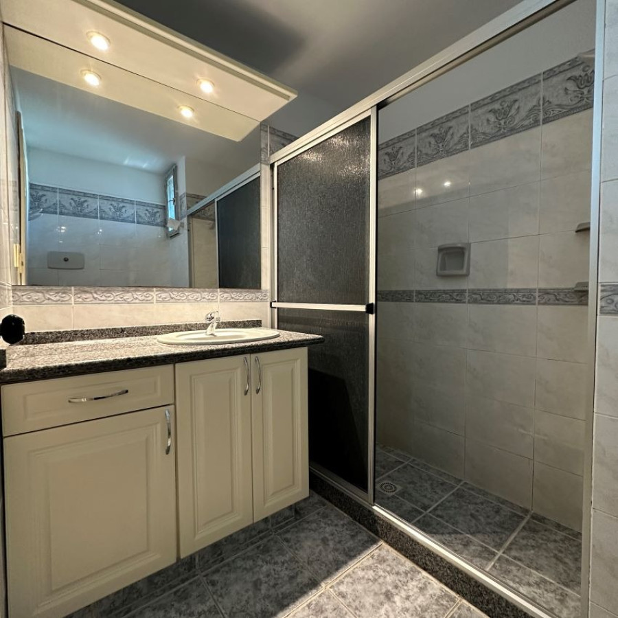 Apartamento ID.6 - Venta Apartamento En Pocitos 3 Dormitorios 2 Baños, Servicio Completo Con Barbacoa Y Piscina.