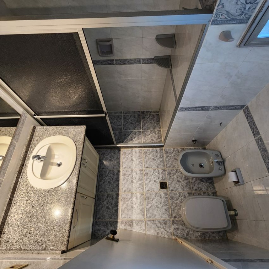 Apartamento ID.6 - Venta Apartamento En Pocitos 3 Dormitorios 2 Baños, Servicio Completo Con Barbacoa Y Piscina.