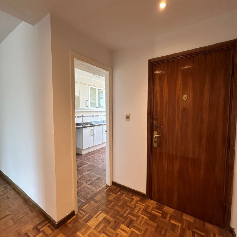 Apartamento ID.6 - Venta Apartamento En Pocitos 3 Dormitorios 2 Baños, Servicio Completo Con Barbacoa Y Piscina.