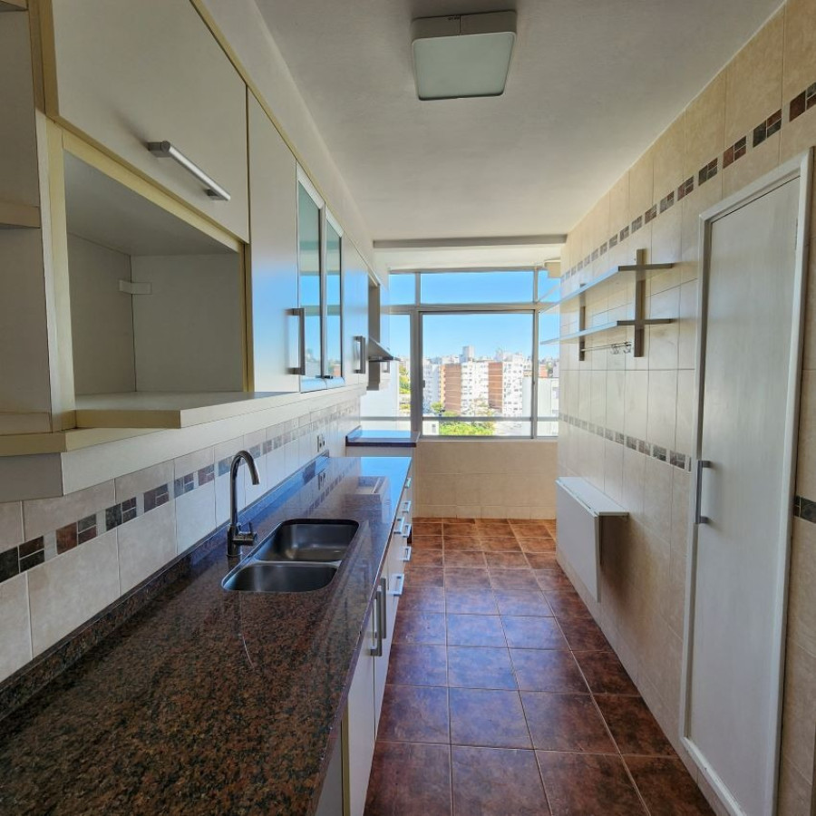 Apartamento ID.6 - Venta Apartamento En Pocitos 3 Dormitorios 2 Baños, Servicio Completo Con Barbacoa Y Piscina.