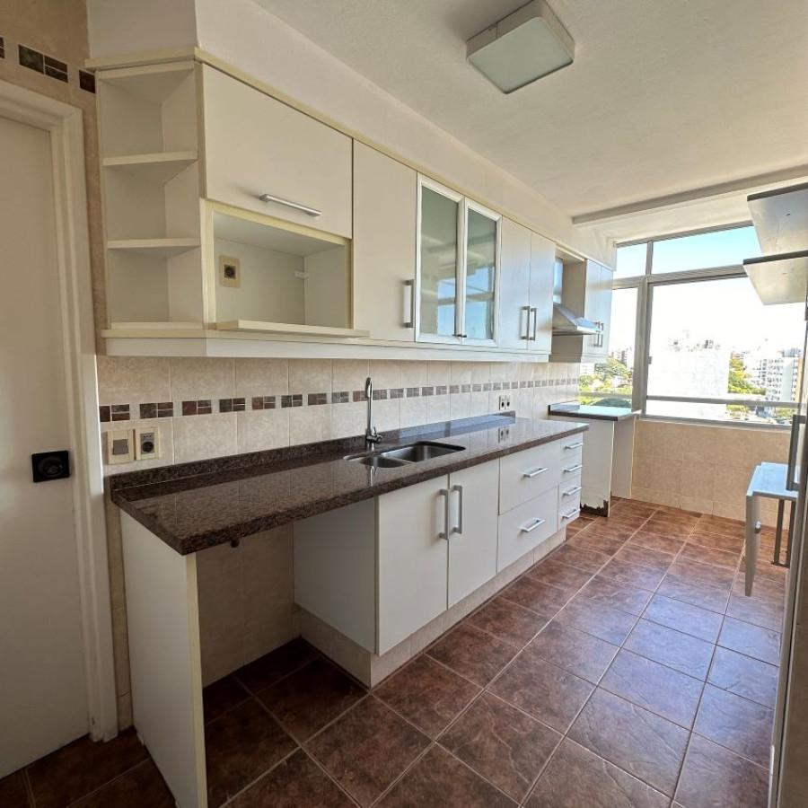 Apartamento ID.6 - Venta Apartamento En Pocitos 3 Dormitorios 2 Baños, Servicio Completo Con Barbacoa Y Piscina.