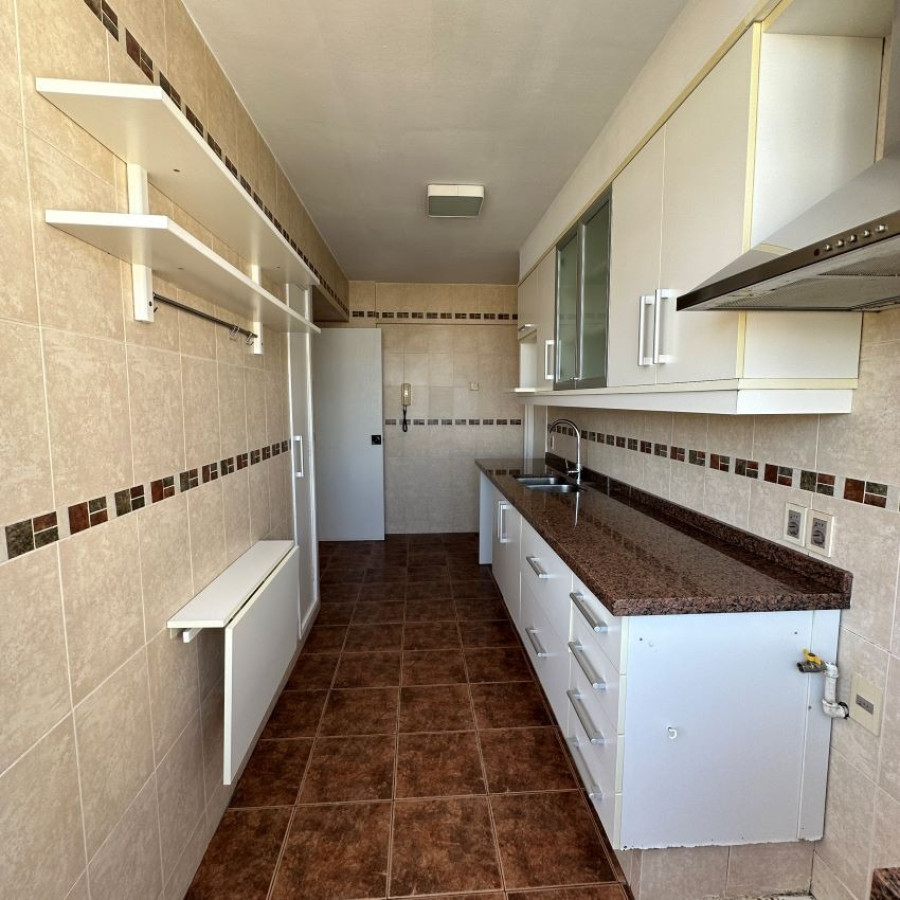 Apartamento ID.6 - Venta Apartamento En Pocitos 3 Dormitorios 2 Baños, Servicio Completo Con Barbacoa Y Piscina.