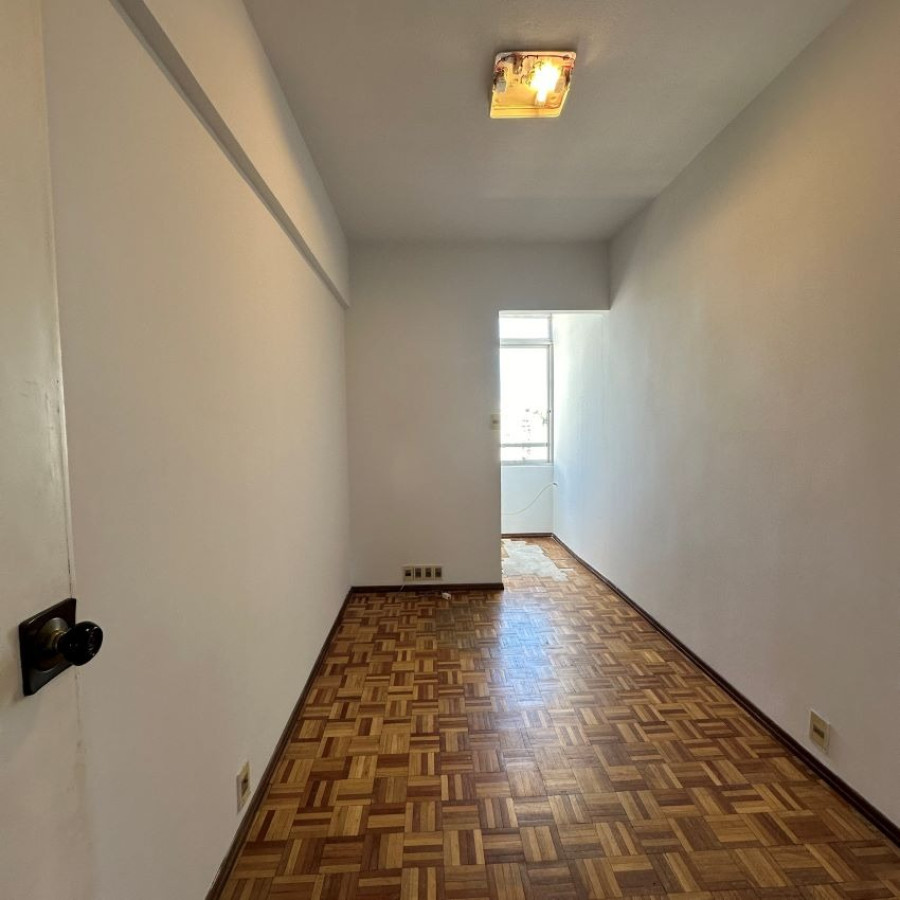 Apartamento ID.6 - Venta Apartamento En Pocitos 3 Dormitorios 2 Baños, Servicio Completo Con Barbacoa Y Piscina.
