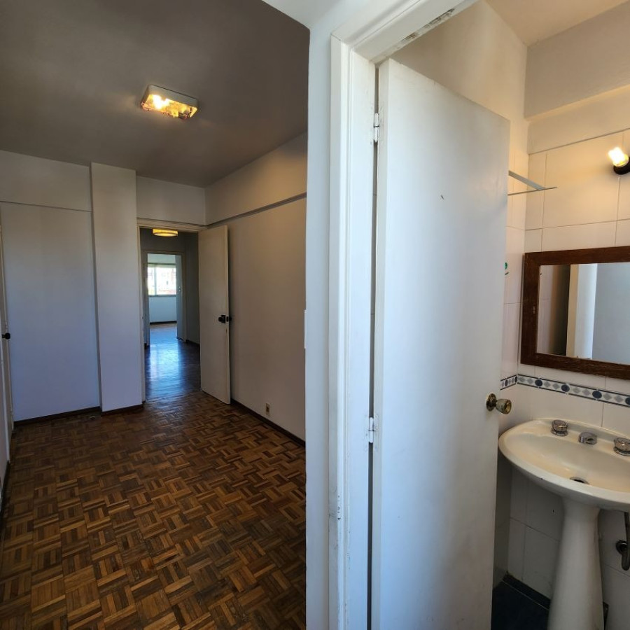 Apartamento ID.6 - Venta Apartamento En Pocitos 3 Dormitorios 2 Baños, Servicio Completo Con Barbacoa Y Piscina.