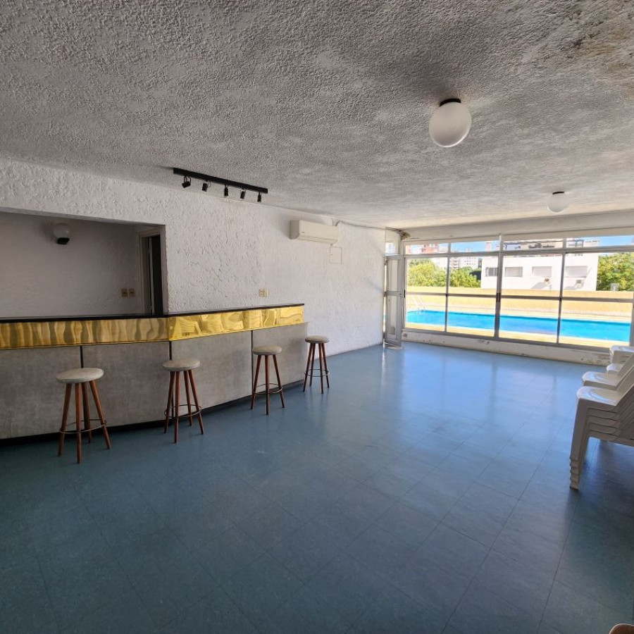 Apartamento ID.6 - Venta Apartamento En Pocitos 3 Dormitorios 2 Baños, Servicio Completo Con Barbacoa Y Piscina.