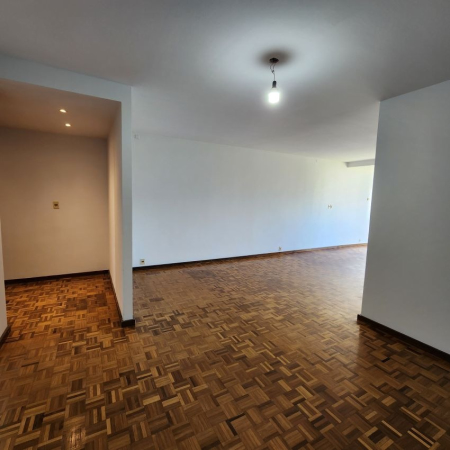 Apartamento ID.6 - Venta Apartamento En Pocitos 3 Dormitorios 2 Baños, Servicio Completo Con Barbacoa Y Piscina.