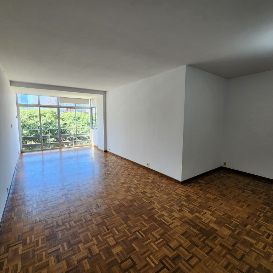Apartamento ID.6 - Venta Apartamento En Pocitos 3 Dormitorios 2 Baños, Servicio Completo Con Barbacoa Y Piscina.