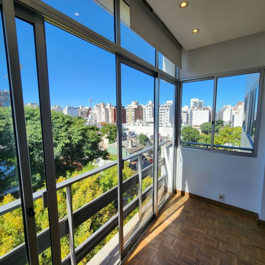 Apartamento ID.6 - Venta Apartamento En Pocitos 3 Dormitorios 2 Baños, Servicio Completo Con Barbacoa Y Piscina.