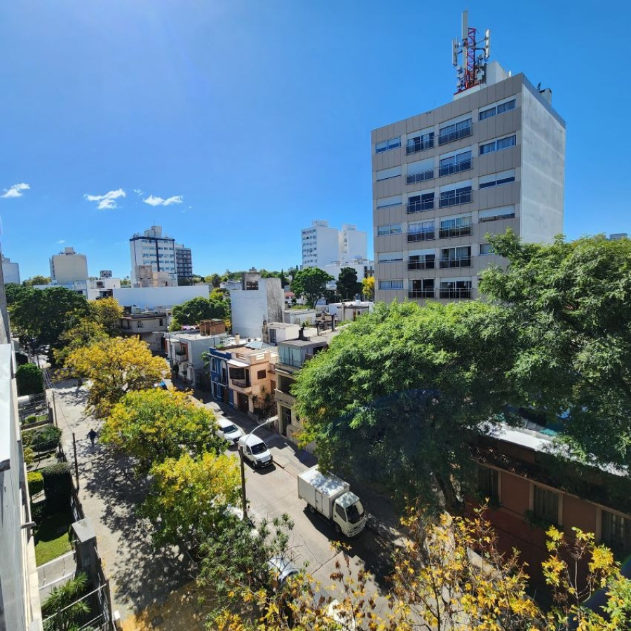 Apartamento ID.6 - Venta Apartamento En Pocitos 3 Dormitorios 2 Baños, Servicio Completo Con Barbacoa Y Piscina.