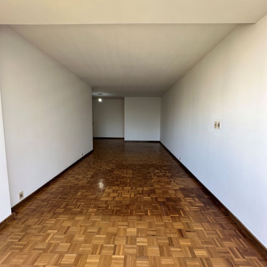 Apartamento ID.6 - Venta Apartamento En Pocitos 3 Dormitorios 2 Baños, Servicio Completo Con Barbacoa Y Piscina.