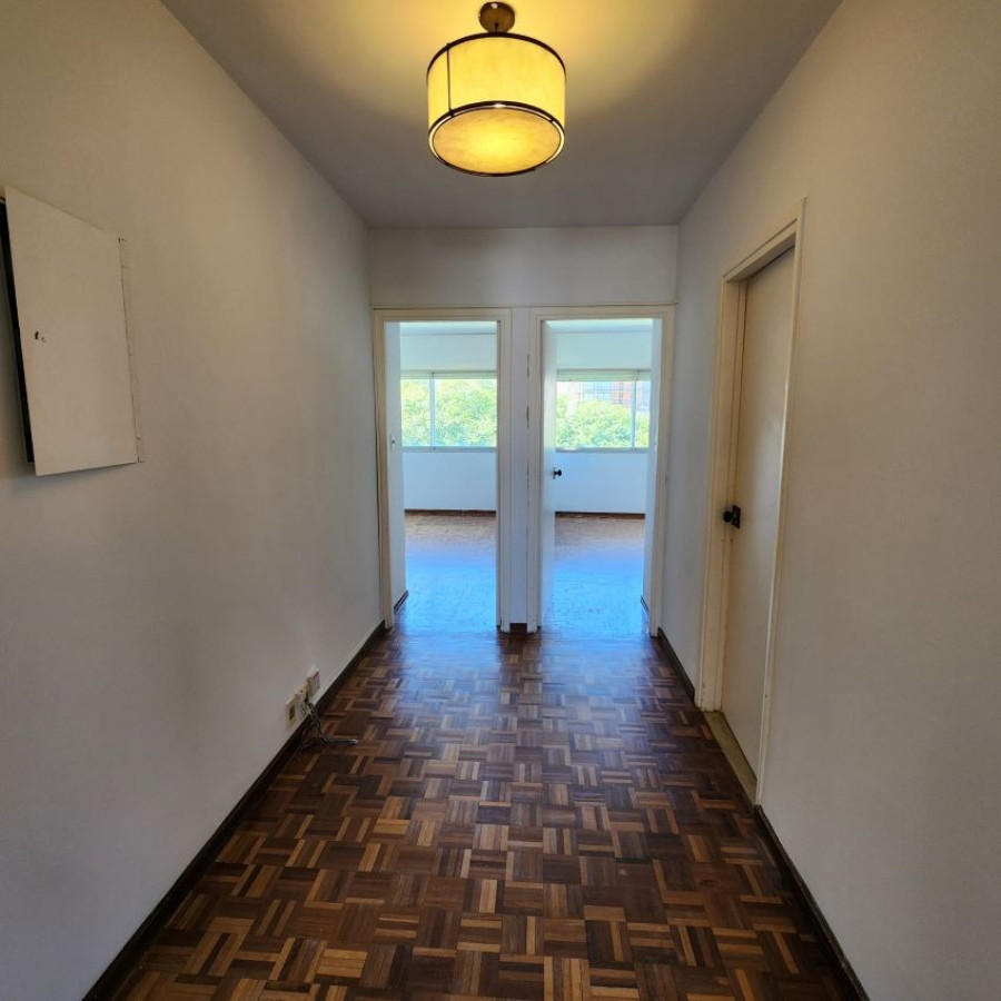 Apartamento ID.6 - Venta Apartamento En Pocitos 3 Dormitorios 2 Baños, Servicio Completo Con Barbacoa Y Piscina.