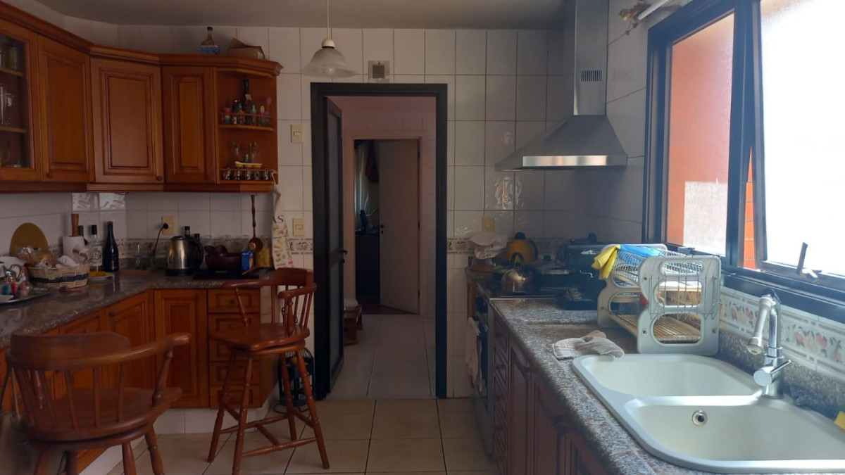 Apartamento ID.75 - Venta apartamento Pocitos sobre Rambla, 3 dormitorios, 3 baños y 2 garajes.