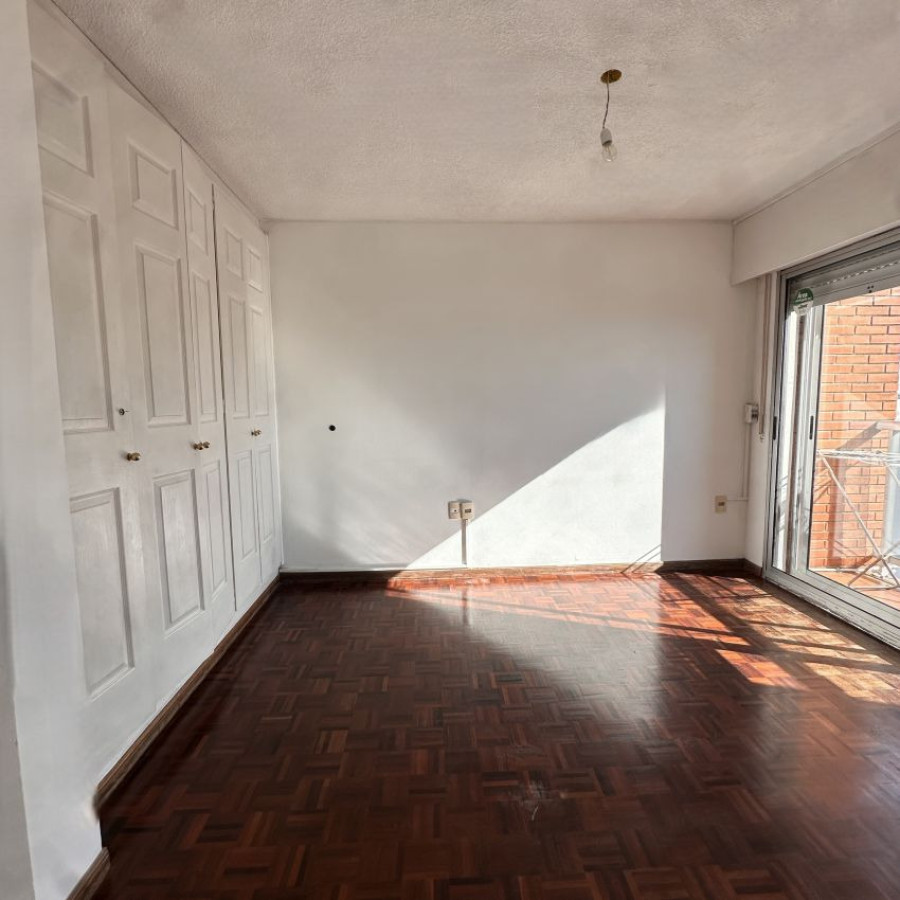 Apartamento ID.197 - Alquiler Apartamento 2 dormitorios en Pocitos con divisiones, balcón y garaje. 