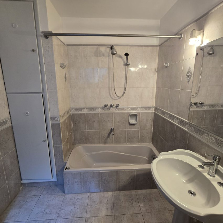 Apartamento ID.91 - Alquiler apartamento en Pocitos 3 dormitorios, 2 baños, servicio completo y garaje.