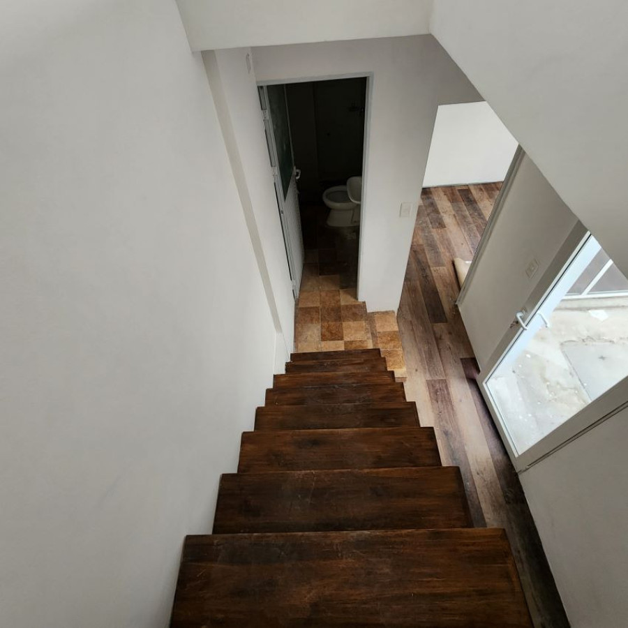 Apartamento ID.179 - Alquiler Apartamento Duplex 2 dormitorio con patio en Barrio Sur con bajos gastos comunes.