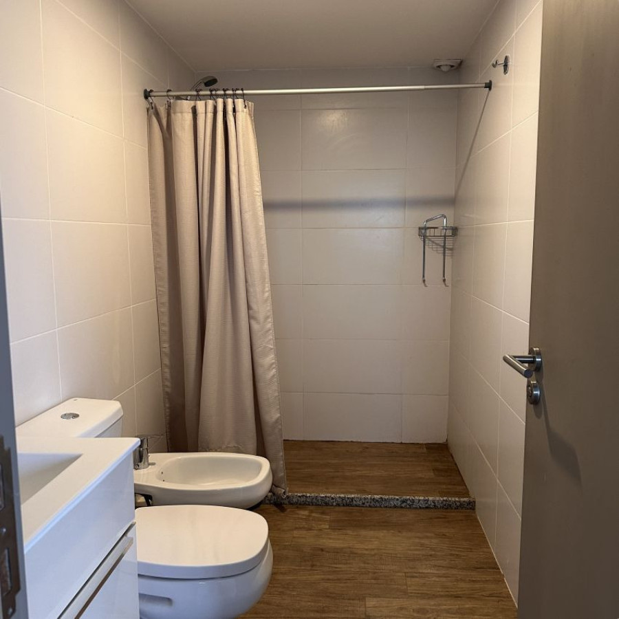 Apartamento ID.186 - Alquiler apartamento monoambiente semi amoblado en Punta Carretas piso 8 con gran terraza.