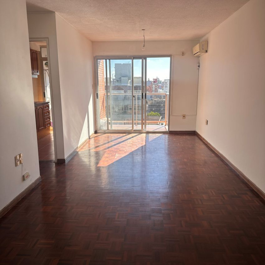 Apartamento ID.197 - Alquiler Apartamento 2 dormitorios en Pocitos con divisiones, balcón y garaje. 