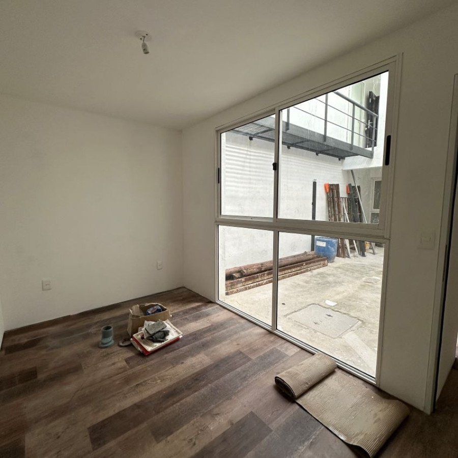 Apartamento ID.179 - Alquiler Apartamento Duplex 2 dormitorio con patio en Barrio Sur con bajos gastos comunes.