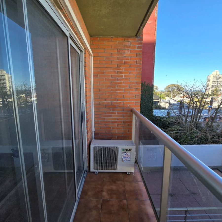 Apartamento ID.106 - Alquiler Monoambiente en Pocitos con cocina definida, balcón y opción garaje.