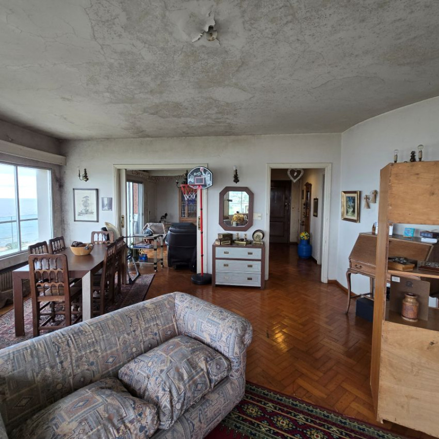 Apartamento ID.79 - Venta apartamento Barrio Sur 3 dormitorios, 2 baños y servicio.
