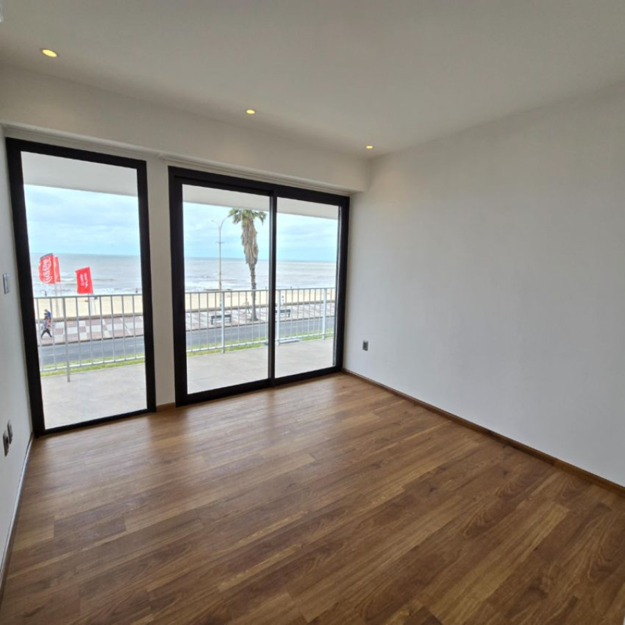 Apartamento ID.123 - Alquiler apartamento en Pocitos a estrenar, 3 dormitorios (una master suite), 3 baños, balcón, patio, garaje lugar fijo y pieza box adjunta.