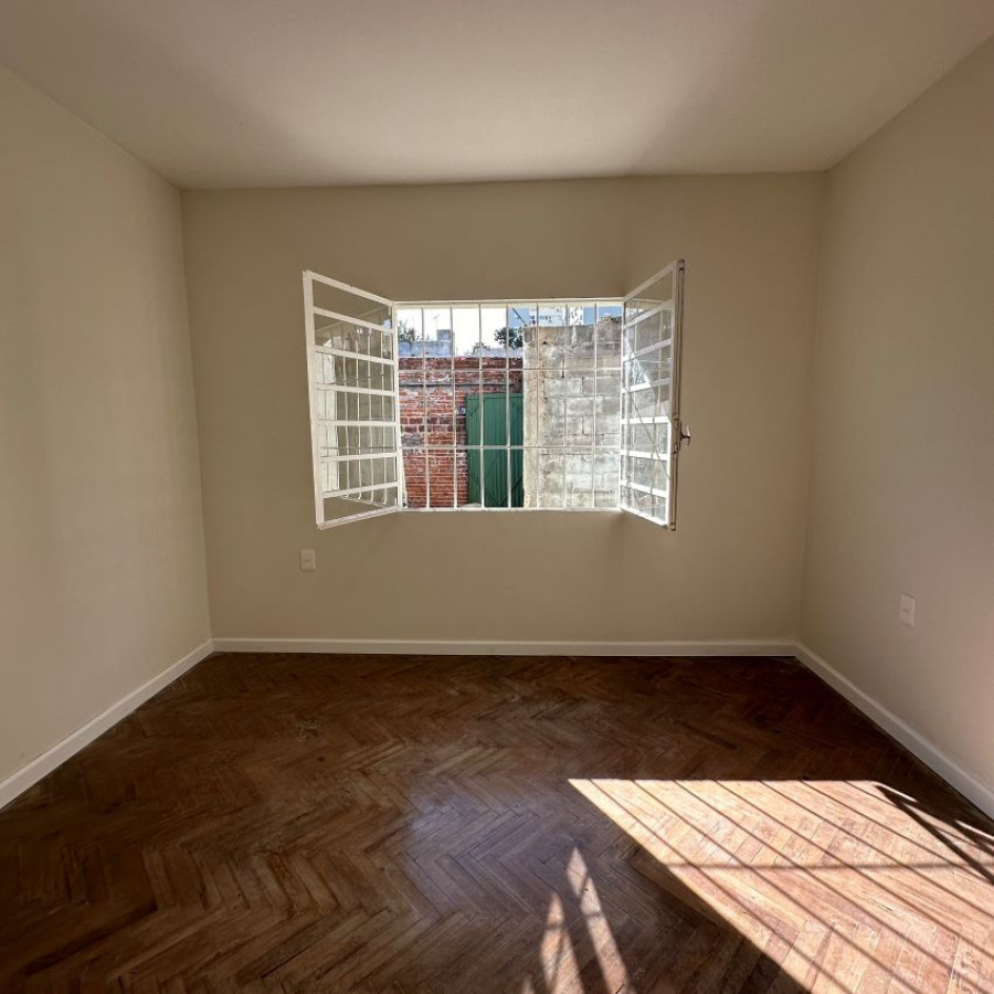 Apartamento ID.129 - Alquiler apartamento en Buceo 2 dormitorios con patio, sin gastos comunes.