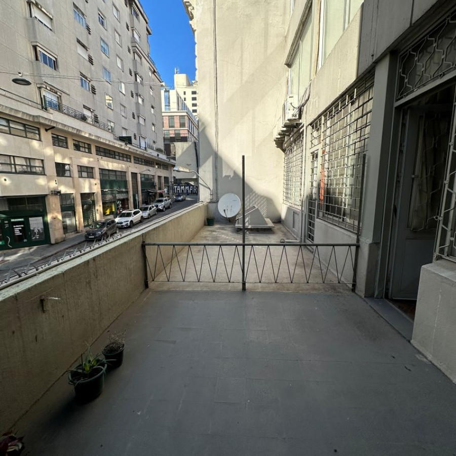 Apartamento ID.92 - A Alquilar Escritorio Oficina Local Consultorio Ciudad Vieja piso 1 con terraza al frente, gastos incl.