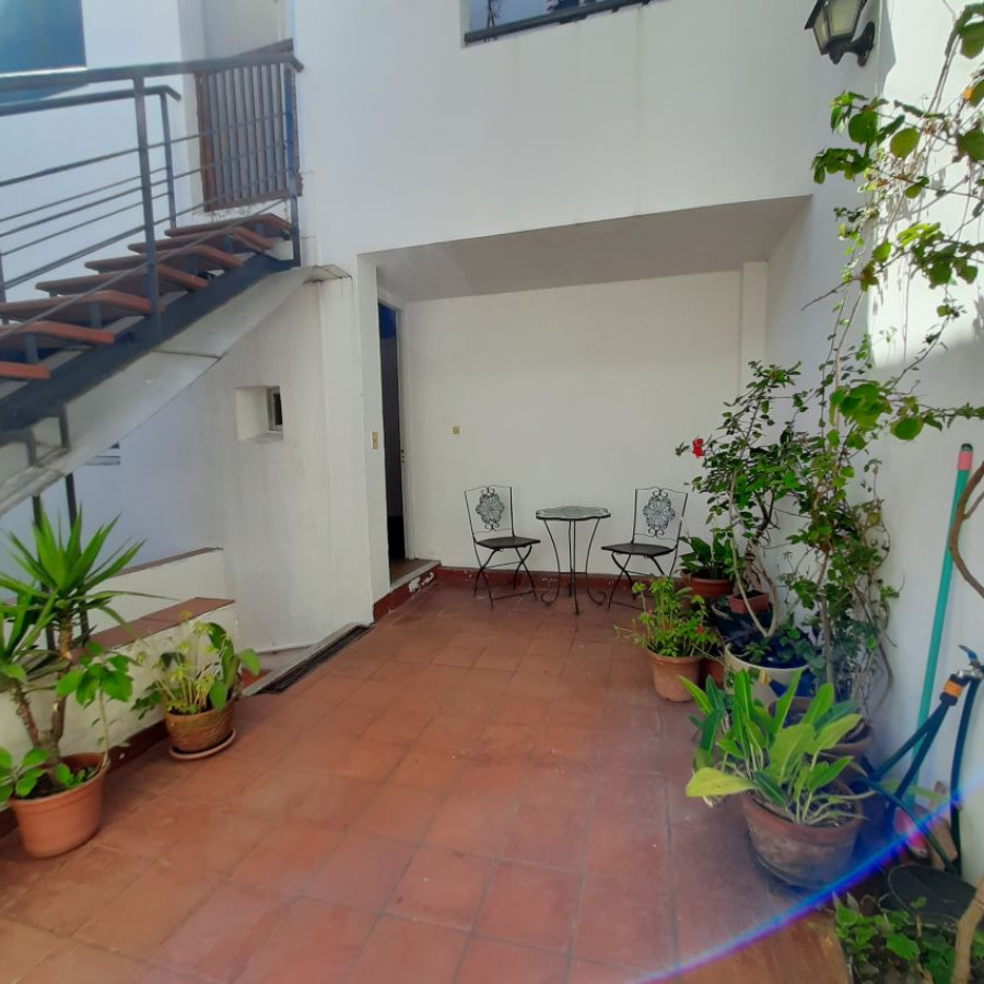 Apartamento ID.80 - Alquiler apartamento Ciudad Vieja, 2 dormitorios a metros de la Peatonal Pérez Castellano.