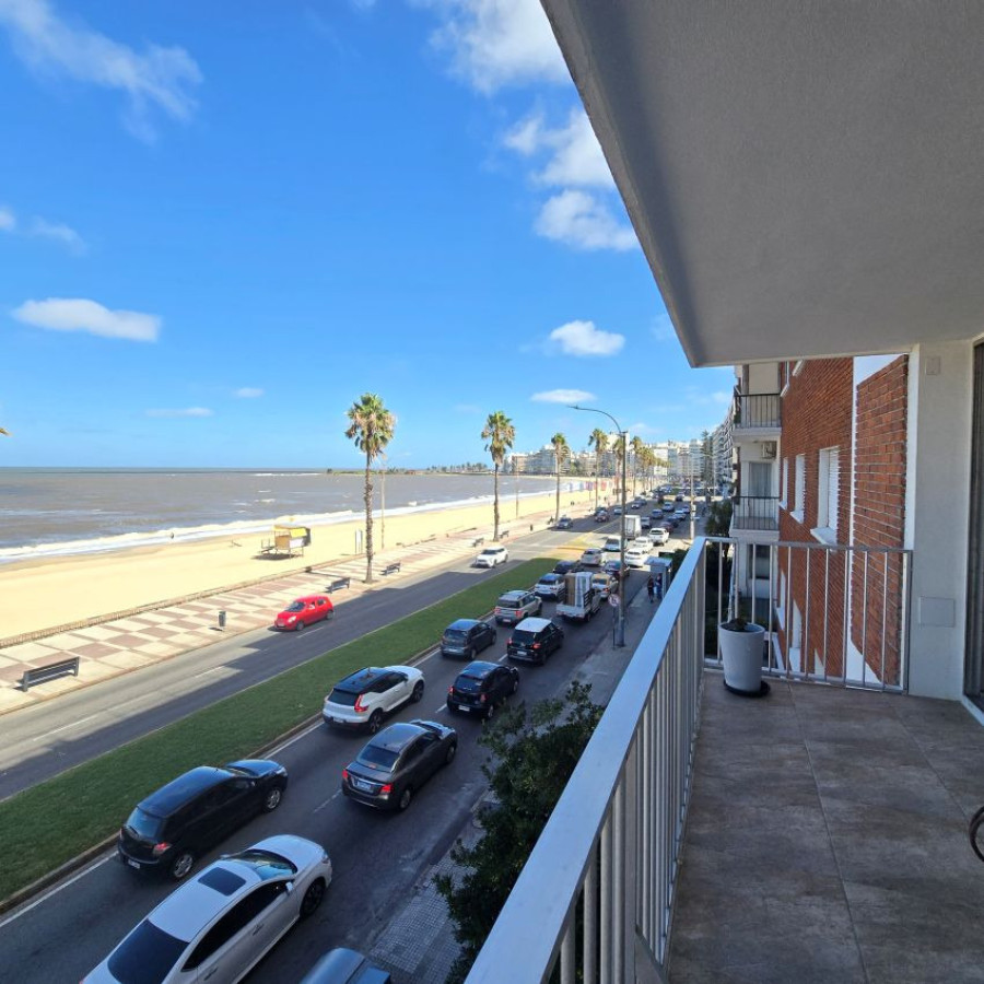 Apartamento ID.175 - Alquiler apartamento en Pocitos frente al mar, 3 dormitorios, 2 baños, servicio y garaje.