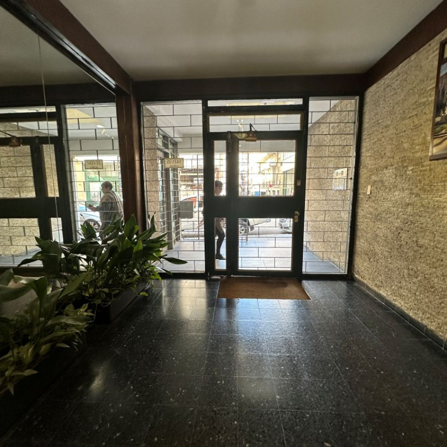 Apartamento ID.92 - A Alquilar Escritorio Oficina Local Consultorio Ciudad Vieja piso 1 con terraza al frente, gastos incl.