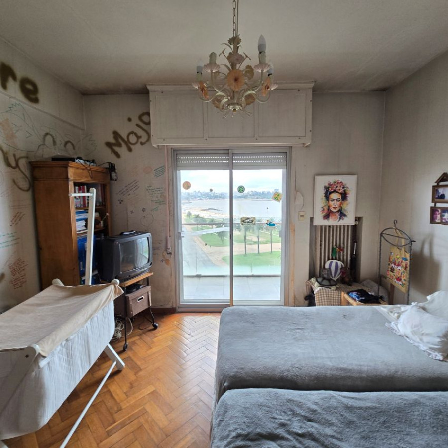 Apartamento ID.79 - Venta apartamento Barrio Sur 3 dormitorios, 2 baños y servicio.