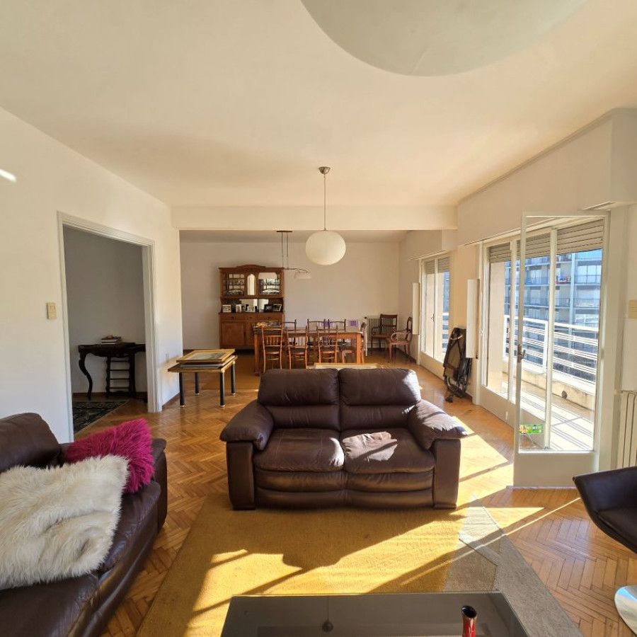 Apartamento ID.91 - Alquiler apartamento en Pocitos 3 dormitorios, 2 baños, servicio completo y garaje.