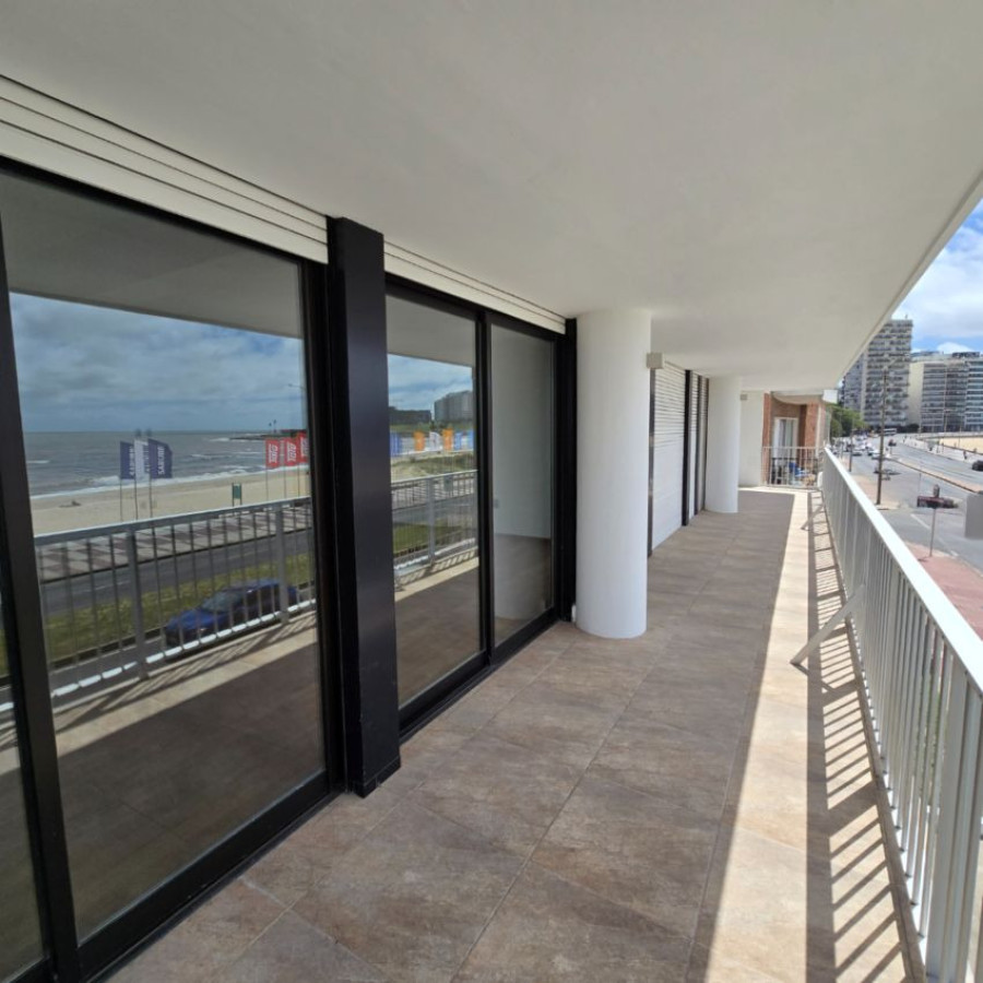 Apartamento ID.123 - Alquiler apartamento en Pocitos a estrenar, 3 dormitorios (una master suite), 3 baños, balcón, patio, garaje lugar fijo y pieza box adjunta.