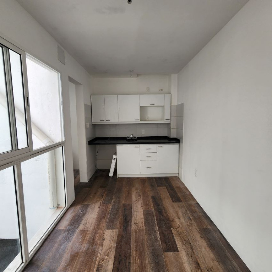 Apartamento ID.179 - Alquiler Apartamento Duplex 2 dormitorio con patio en Barrio Sur con bajos gastos comunes.