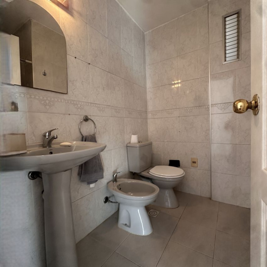 Apartamento ID.197 - Alquiler Apartamento 2 dormitorios en Pocitos con divisiones, balcón y garaje. 