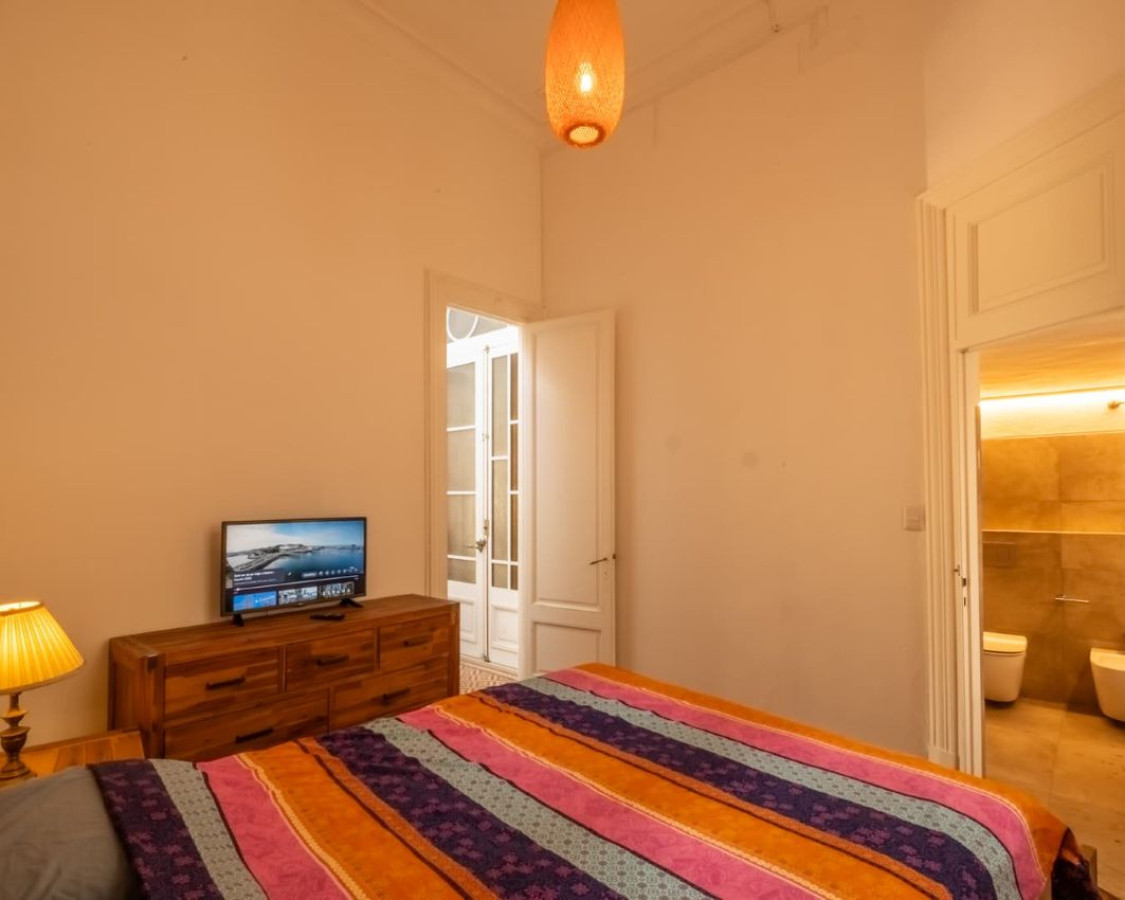 Apartamento ID.74 - Venta apartamento Ciudad Vieja 2 dormitorios, baño y monoambiente/oficina.