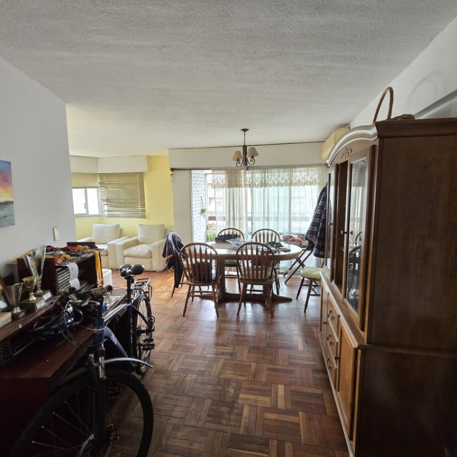 Apartamento ID.120 - Venta apartamento Centro 3 dormitorios, 2 baños y terraza al frente en piso 14.