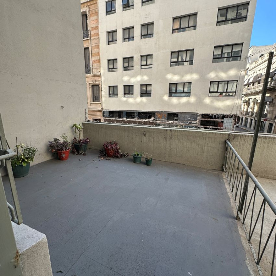 Apartamento ID.92 - A Alquilar Escritorio Oficina Local Consultorio Ciudad Vieja piso 1 con terraza al frente, gastos incl.