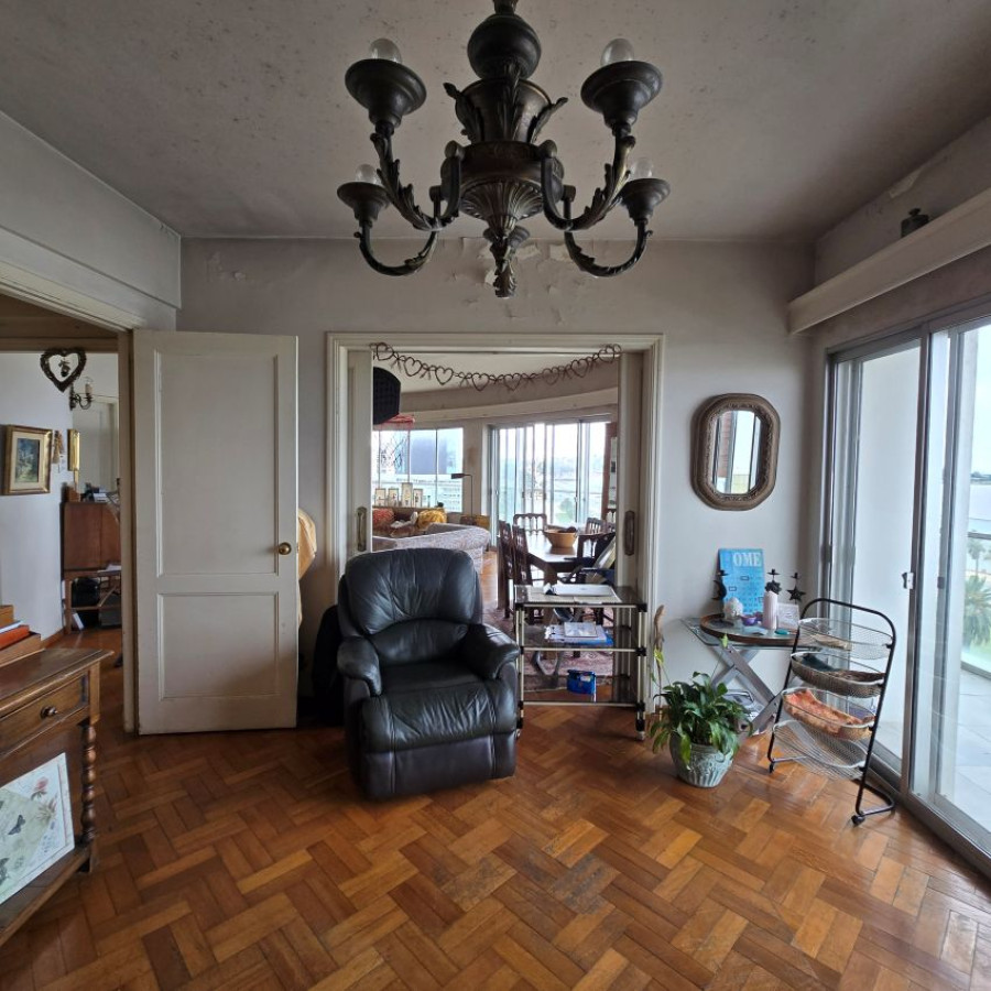 Apartamento ID.79 - Venta apartamento Barrio Sur 3 dormitorios, 2 baños y servicio.