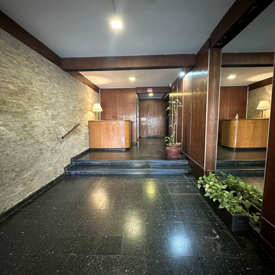 Apartamento ID.92 - A Alquilar Escritorio Oficina Local Consultorio Ciudad Vieja piso 1 con terraza al frente, gastos incl.