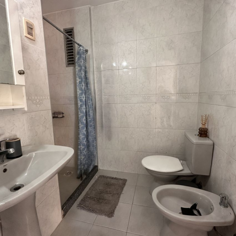 Apartamento ID.197 - Alquiler Apartamento 2 dormitorios en Pocitos con divisiones, balcón y garaje. 