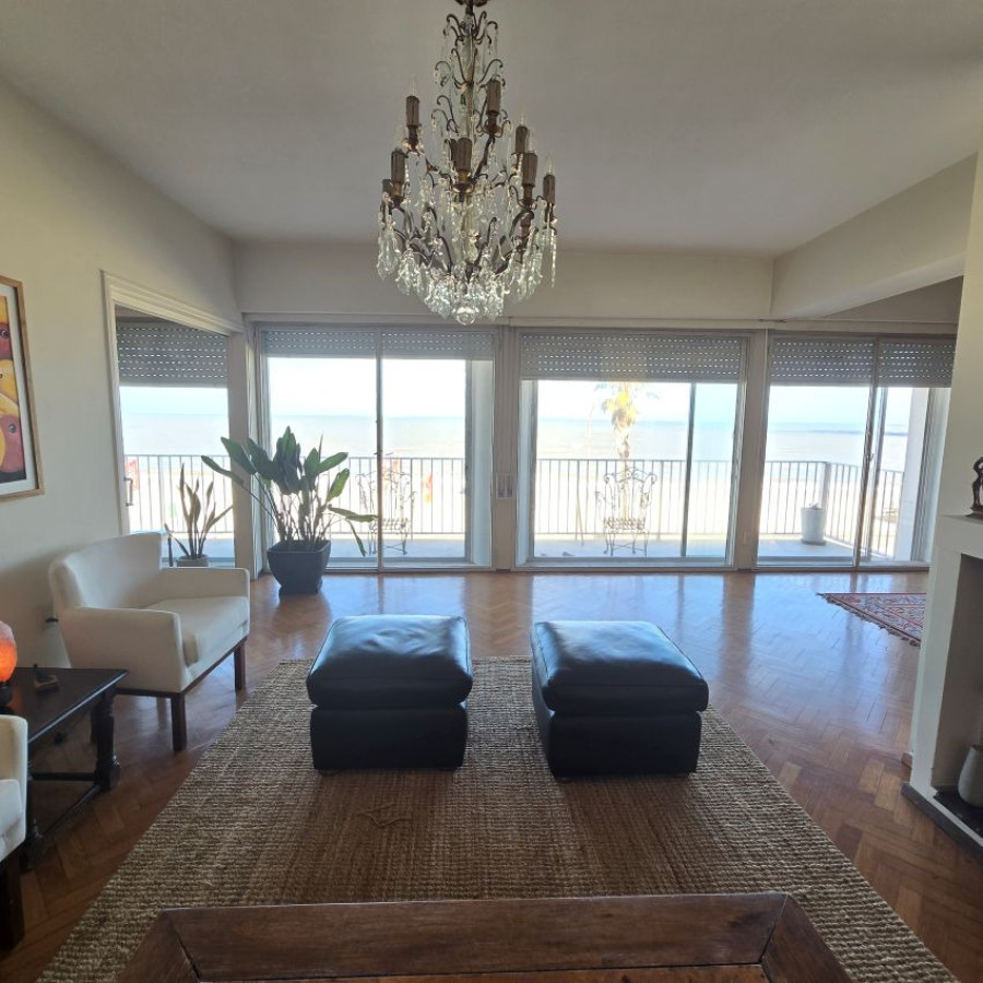 Apartamento ID.175 - Alquiler apartamento en Pocitos frente al mar, 3 dormitorios, 2 baños, servicio y garaje.