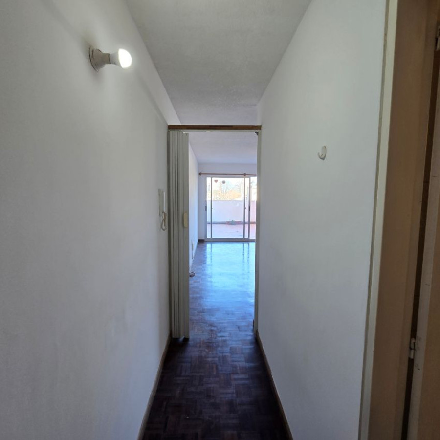 Apartamento ID.105 - Alquiler Monoambiente en Pocitos con Patio Terraza opción garaje.