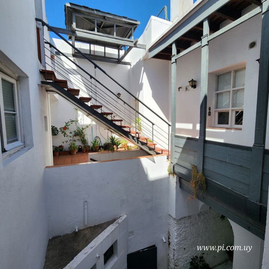 Apartamento ID.80 - Alquiler apartamento Ciudad Vieja, 2 dormitorios a metros de la Peatonal Pérez Castellano.
