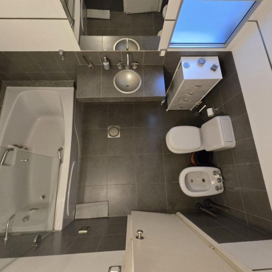 Apartamento ID.175 - Alquiler apartamento en Pocitos frente al mar, 3 dormitorios, 2 baños, servicio y garaje.