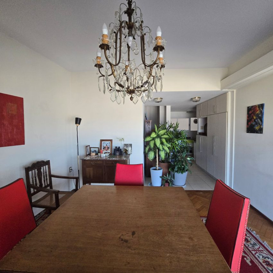 Apartamento ID.175 - Alquiler apartamento en Pocitos frente al mar, 3 dormitorios, 2 baños, servicio y garaje.